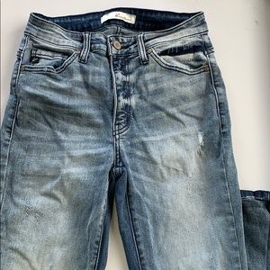 Skinny jeans with holes on knees